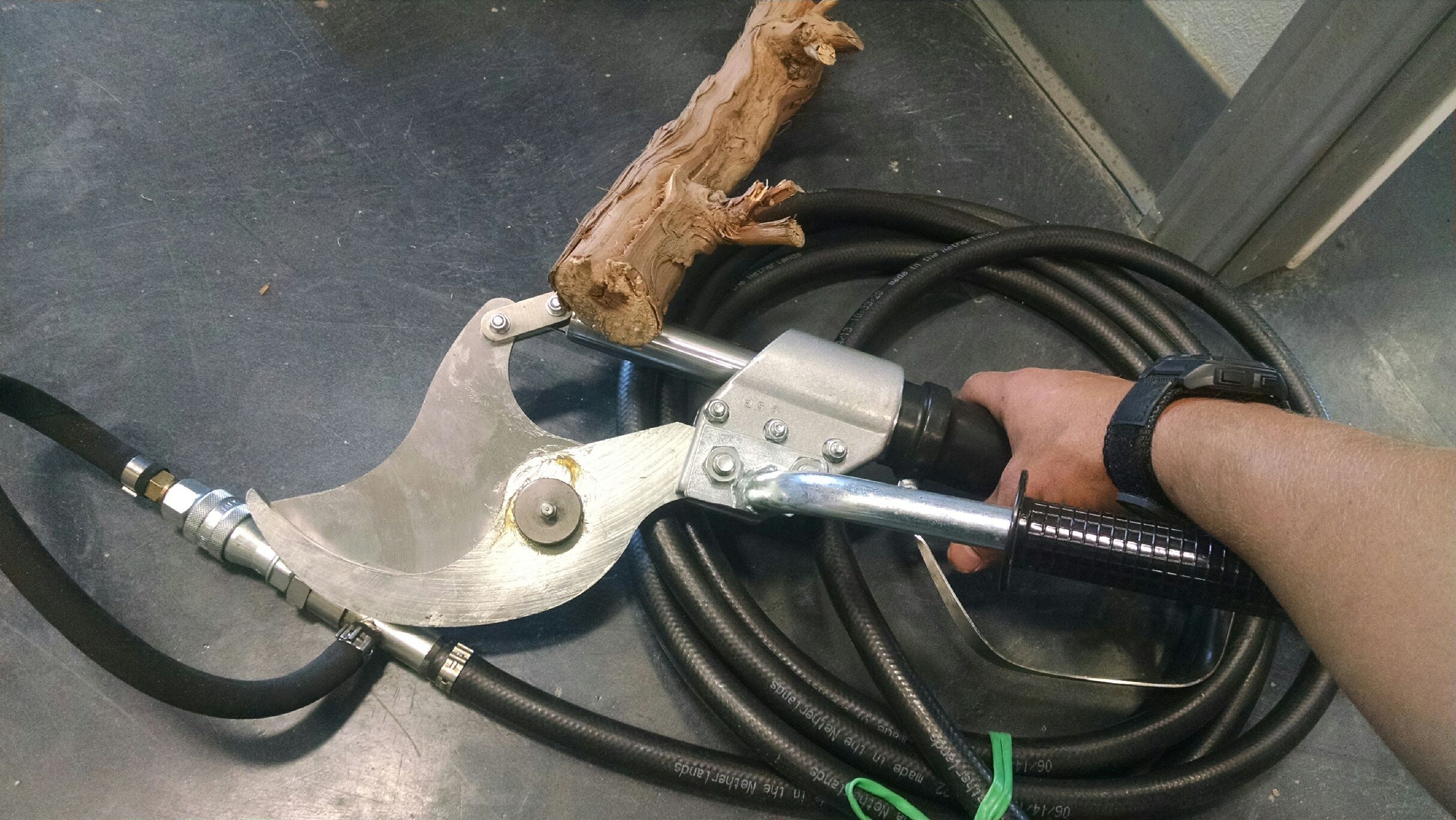 FA-MA Hydraulic Vineyard Loppers